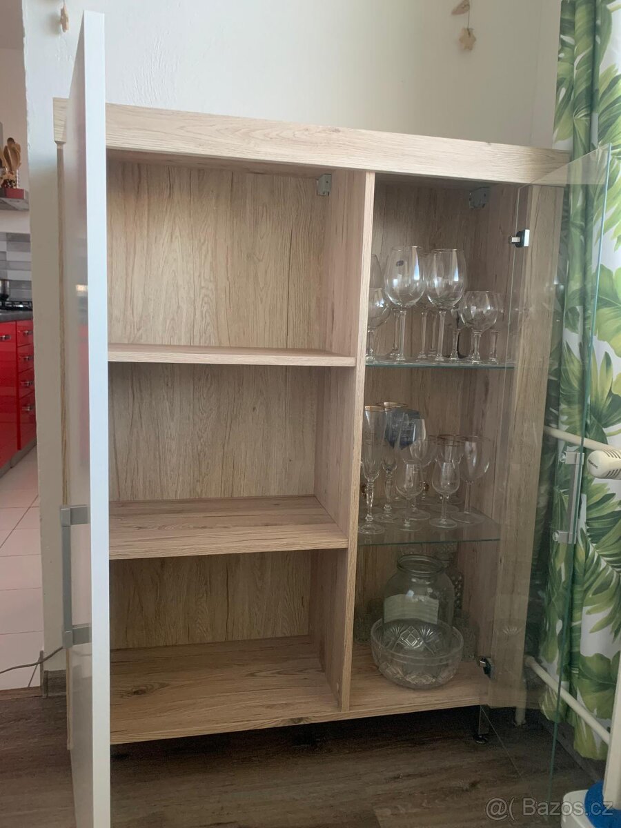 Skříňka/prosklená vytrína - 2