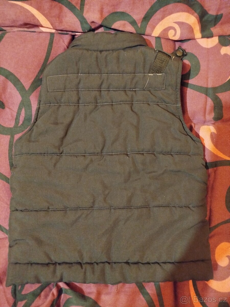 Černá vesta s kapsami velikost 116 - 2