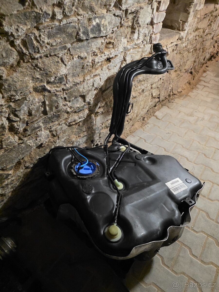Prodám nádrž Škoda Octavia 2 RS - 2