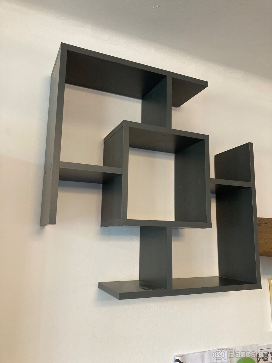 Police na stěnu - 2