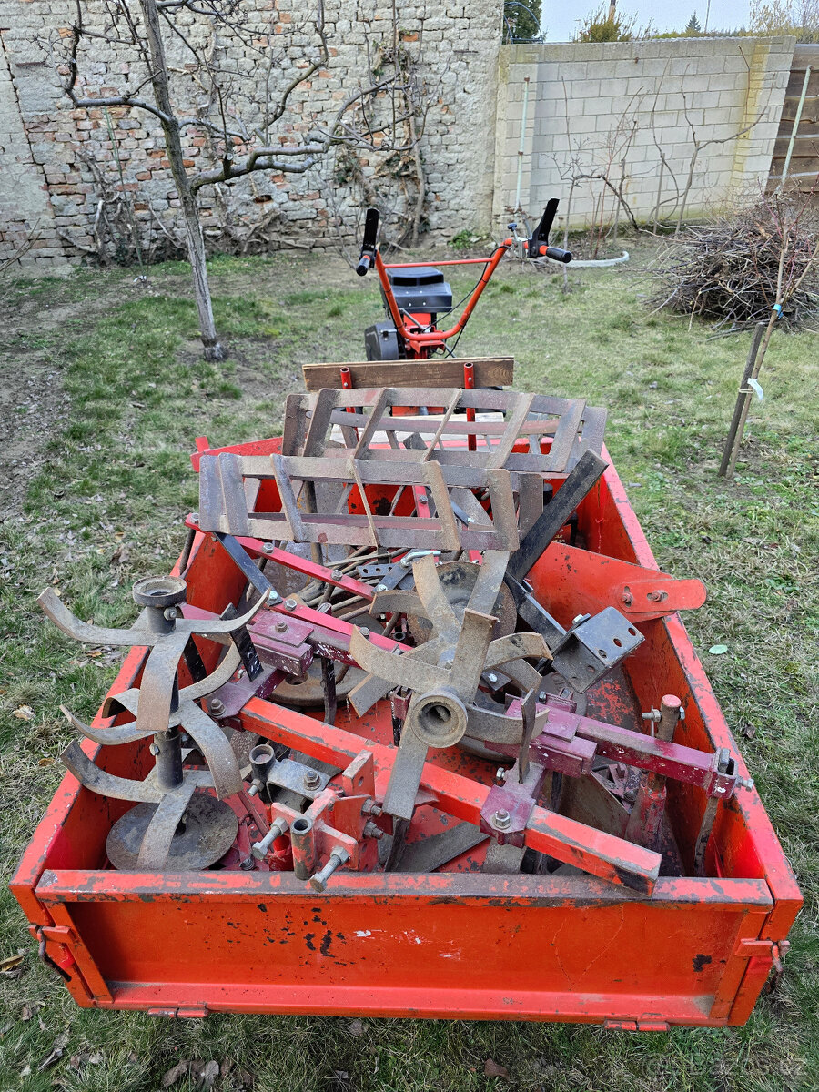 Malotraktor s vozíkem a příslušenstvím. - 2