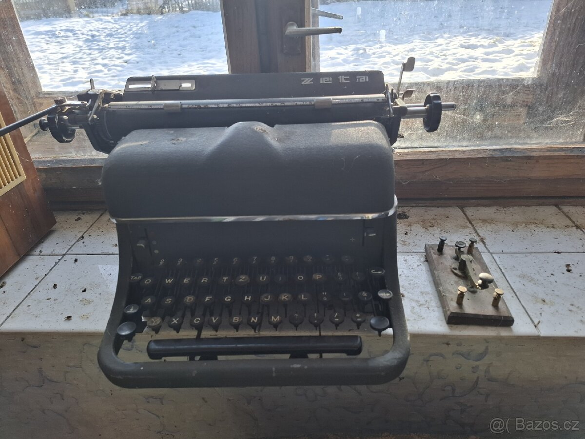Starý psací stroj - 2