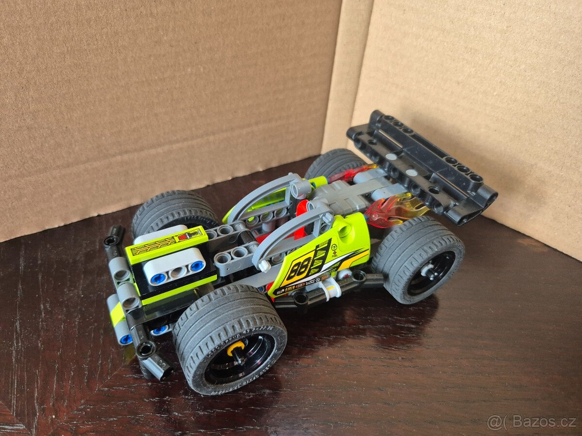 LEGO Technic 42072 Zelený závoďák - 2