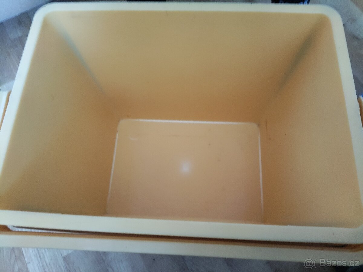 CHLADÍCÍ PLASTOVÝ BOX S PŘÍSLUŠENSTVÍM - 2