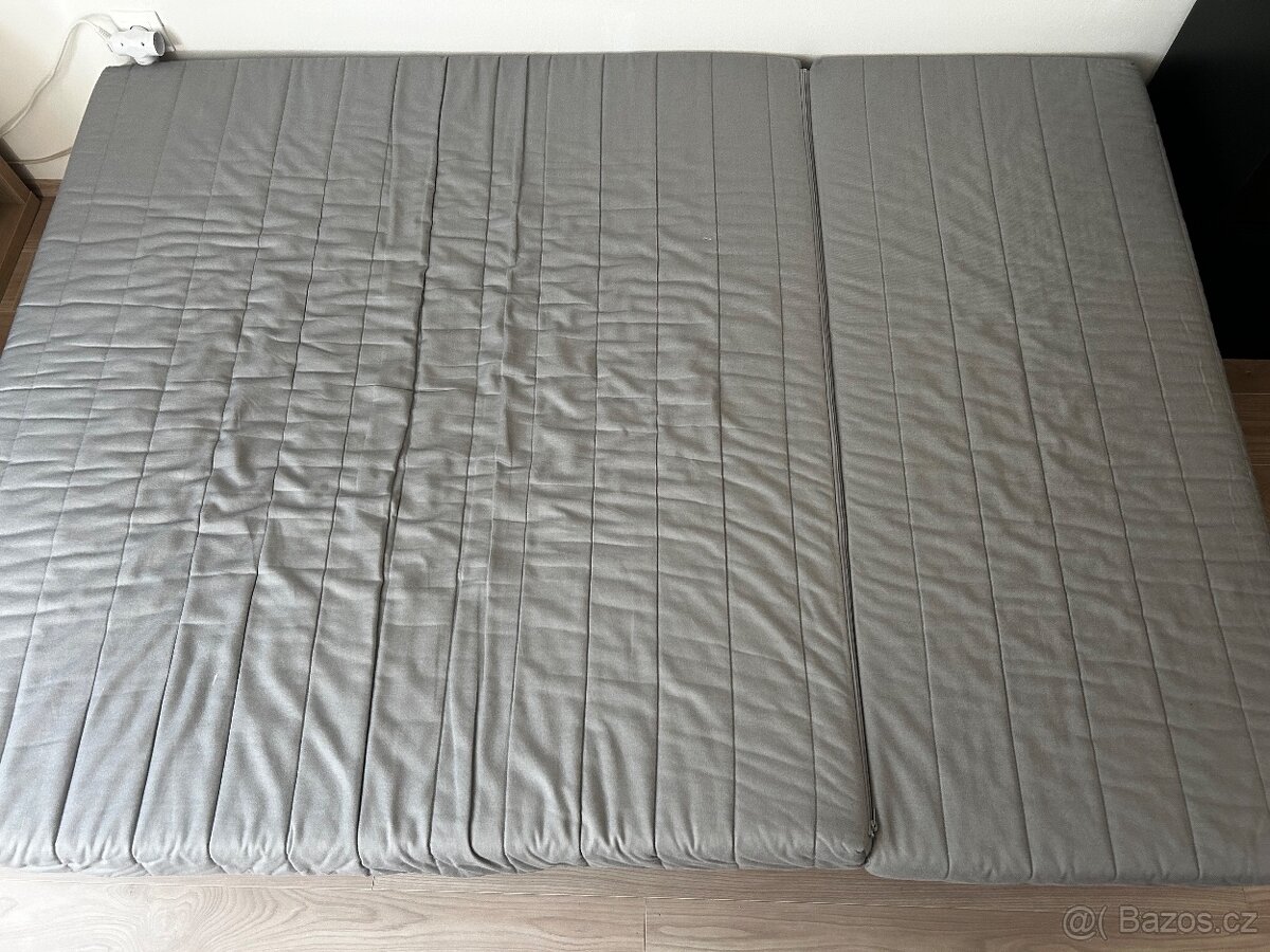 Rám rozkládacího gauče s matrací a povlakem. - 2