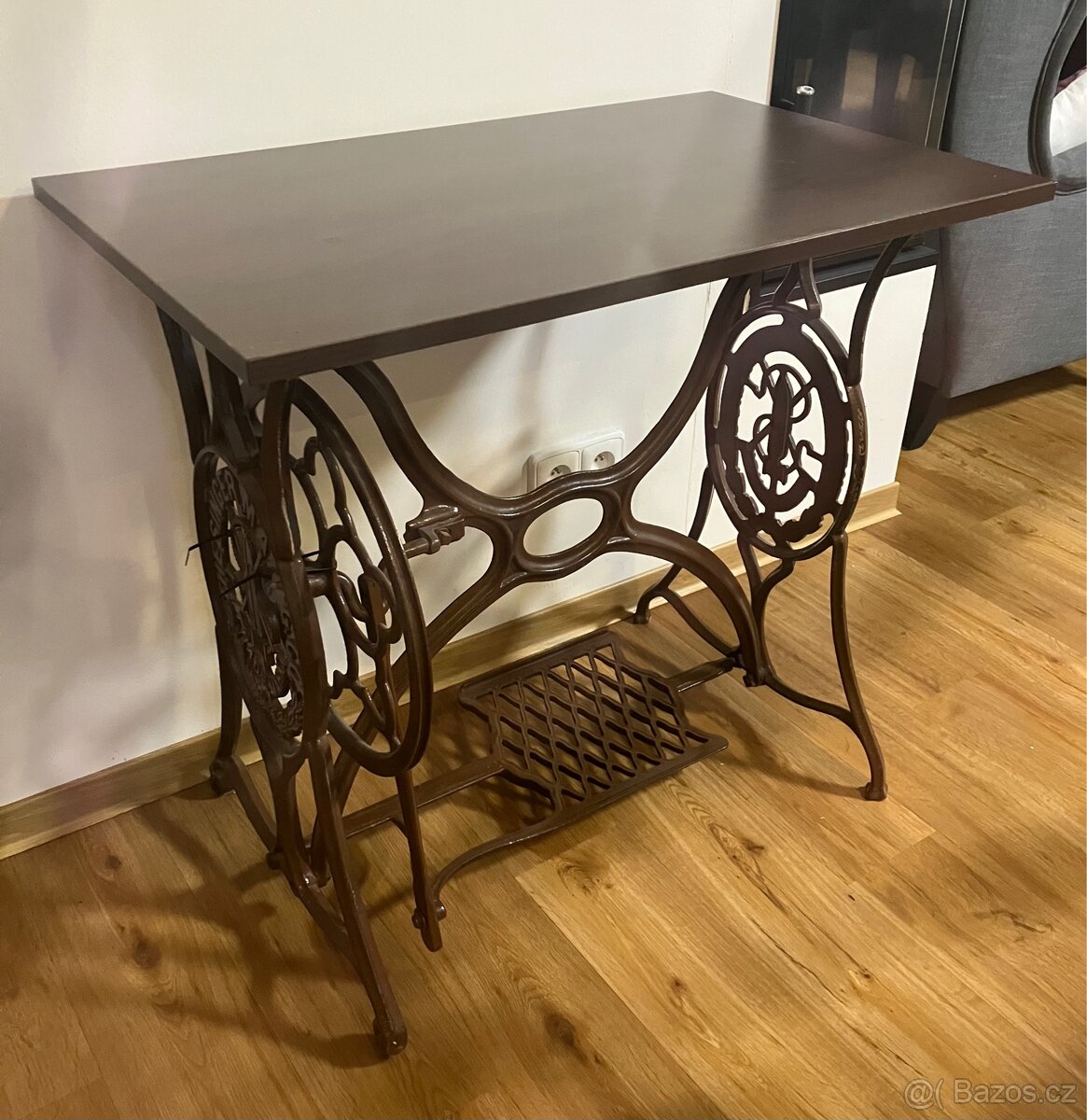 Stolek od šicího stroje s deskou - 2