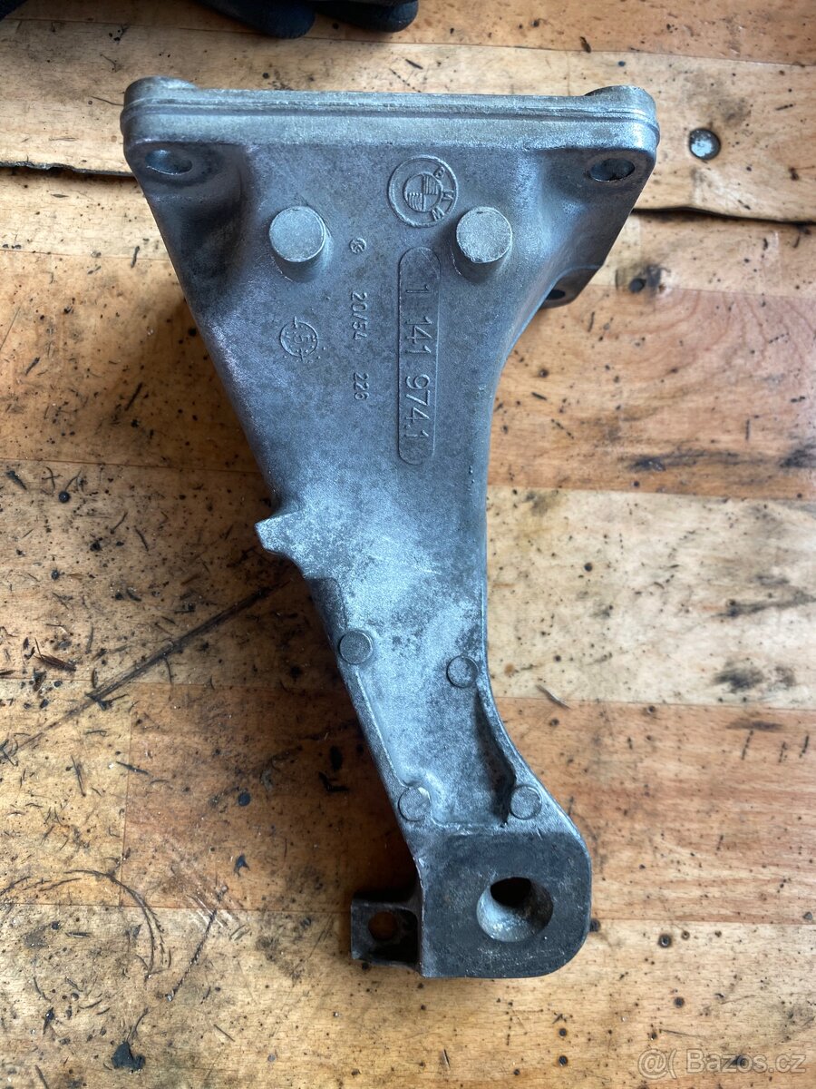 Držák motoru r6 e36 - 2