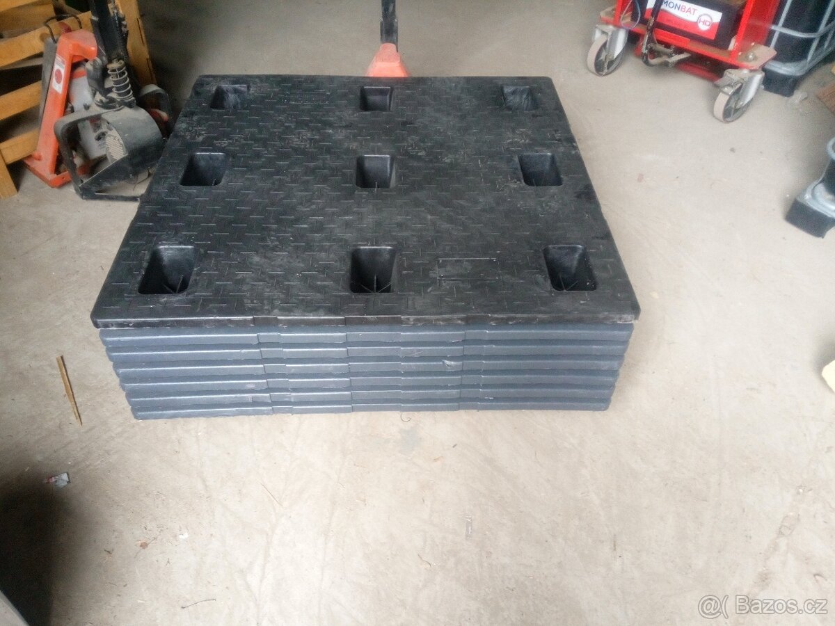 Plastové palety 120x120 cm - 2