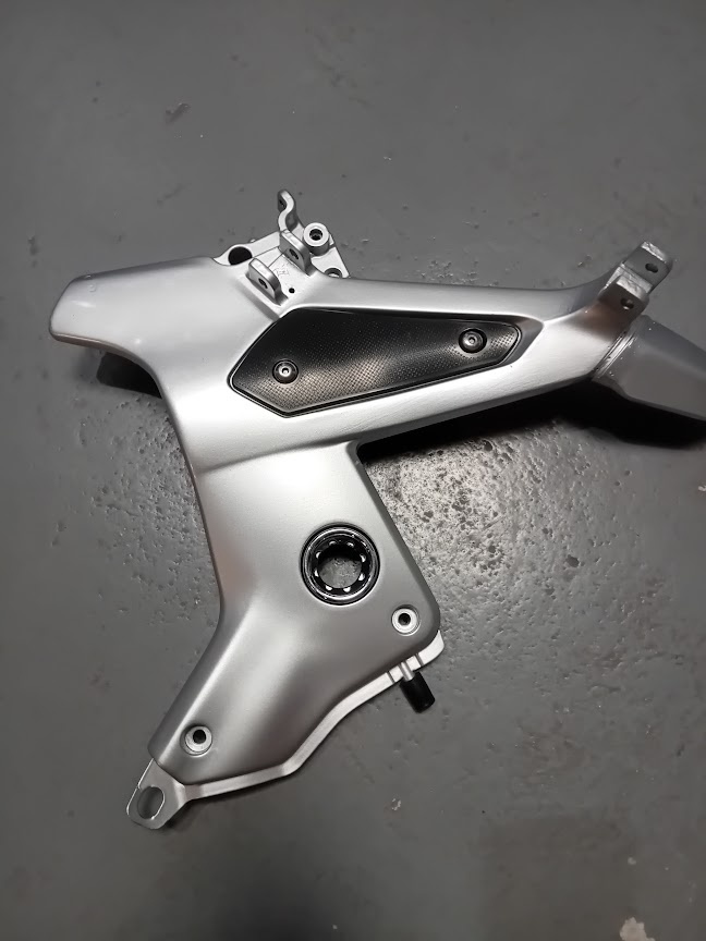 Guzzi Norge 1200- pravý držák brzdy , stupaček a kufru. - 2