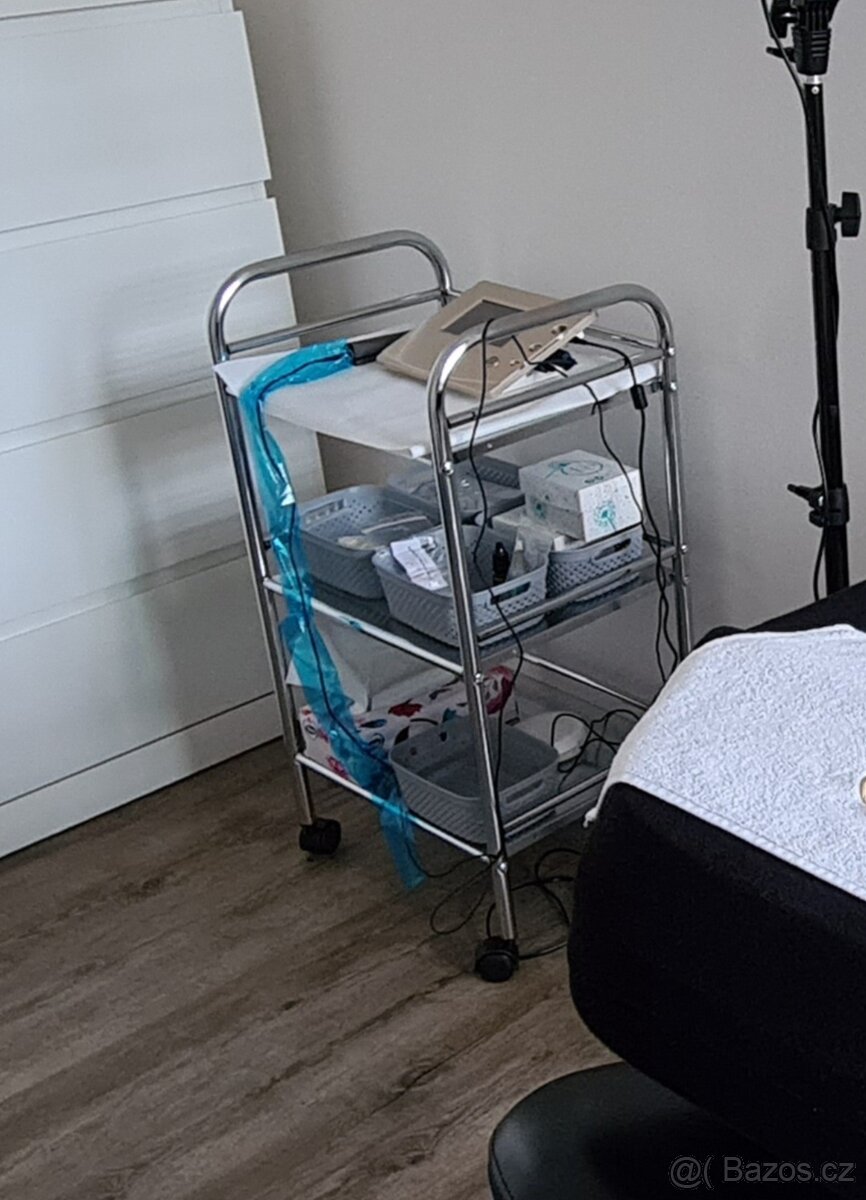 Pojízdný kosmetický stolek - 2