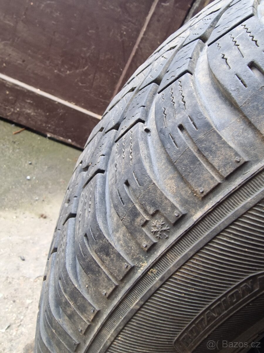 Pneu 215/65 R16 - 2