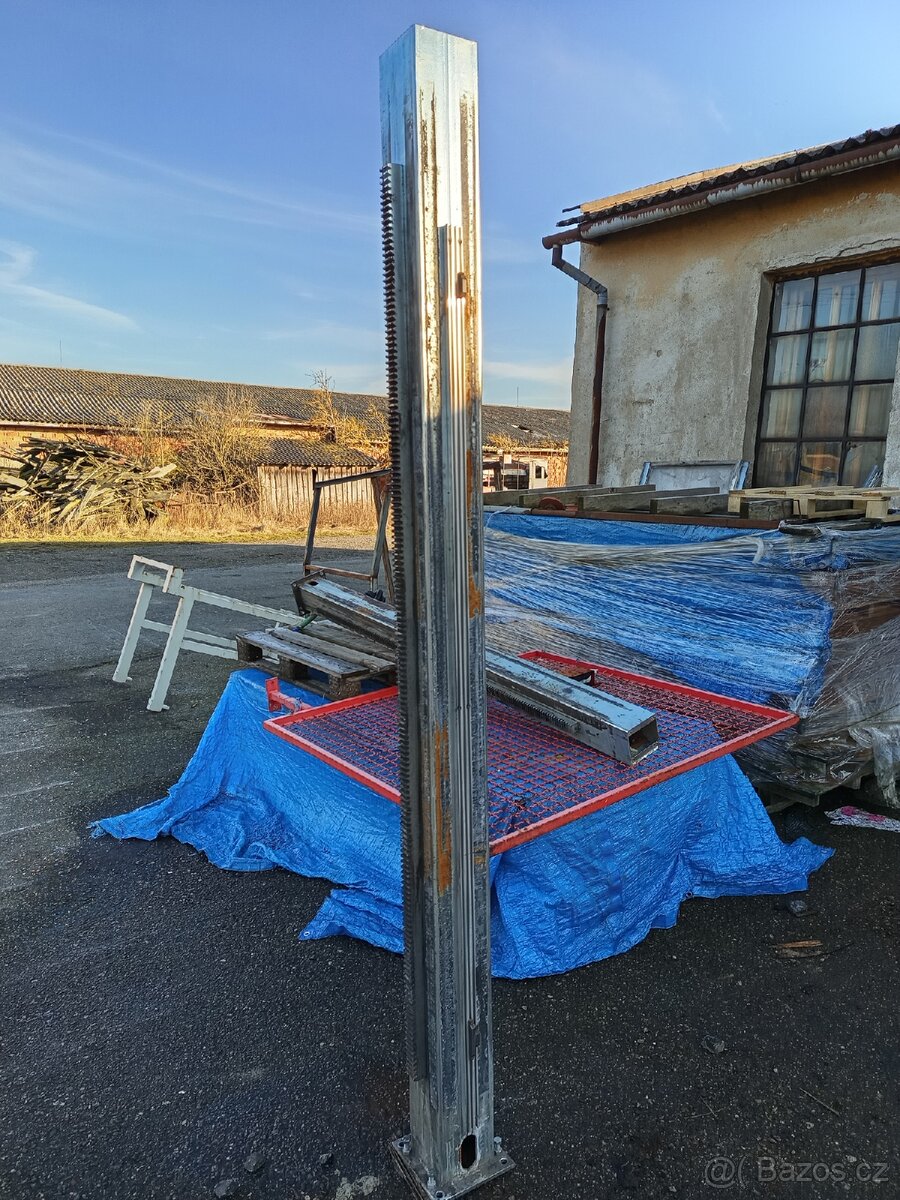 Sloup s ozubeným hřebenem - 2