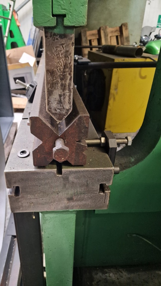 Ohraňovací lis CTO 250 A - 2