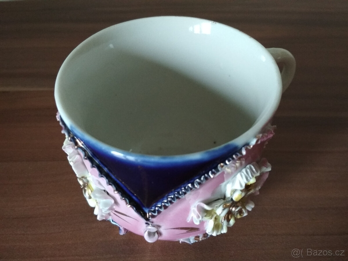 starý hrnek s plastickým vzorem, značený - 2