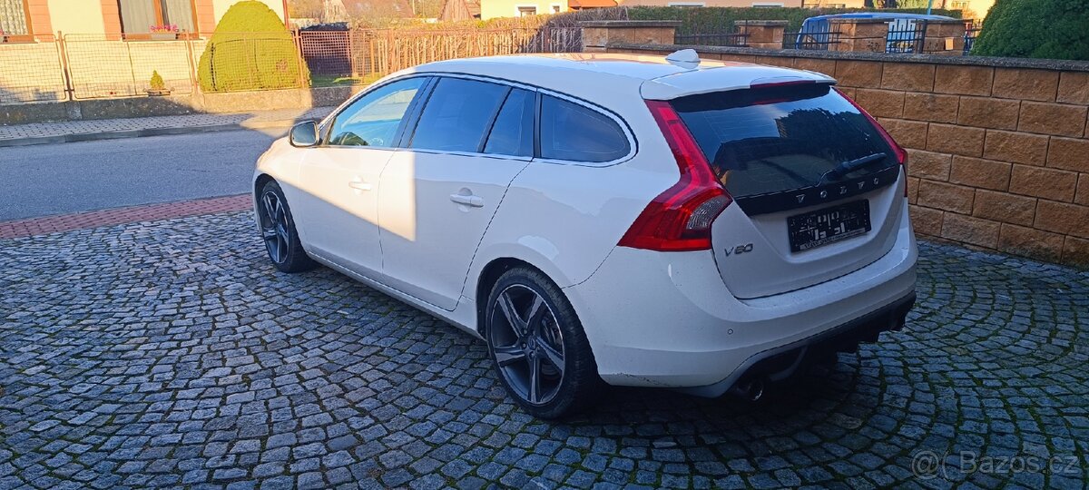 Volvo V60 2.0 diesel D3 120kw, 5 válec, r-design, MANUÁL - 2