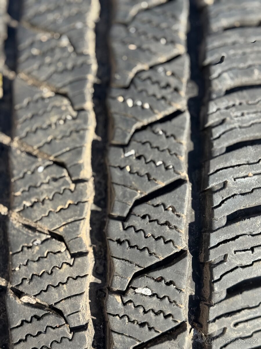 Prodam 2 kus pneu Continental 235/65r16c - 2