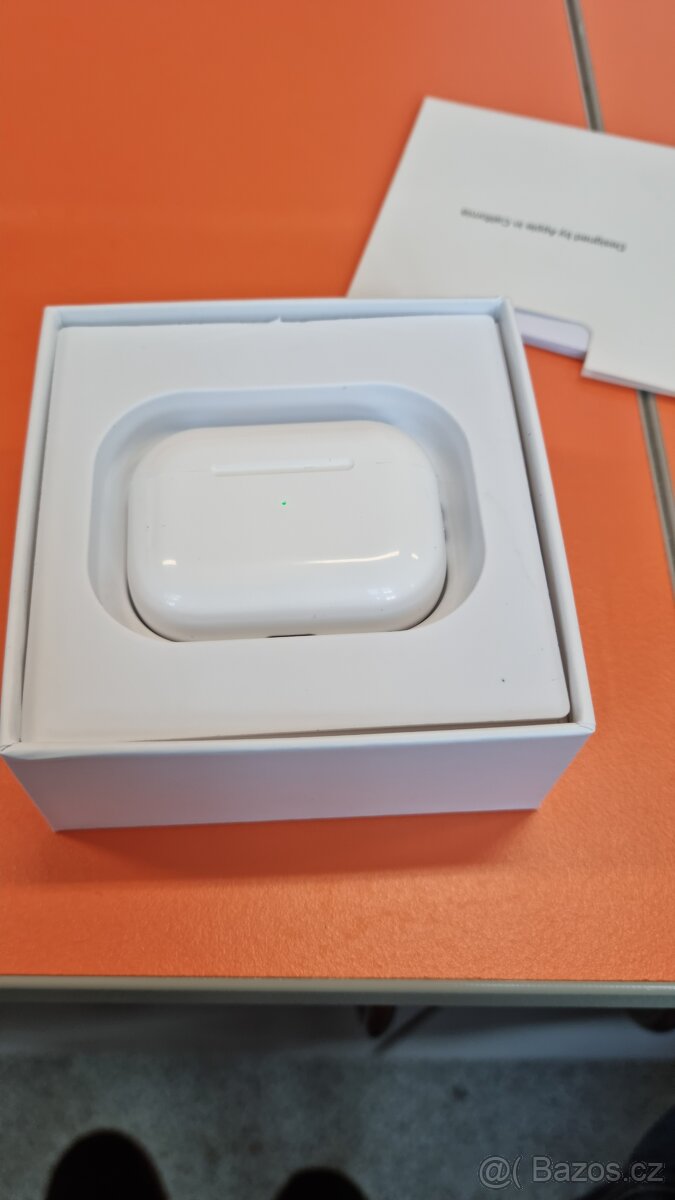 Bílá sluchátka - 2