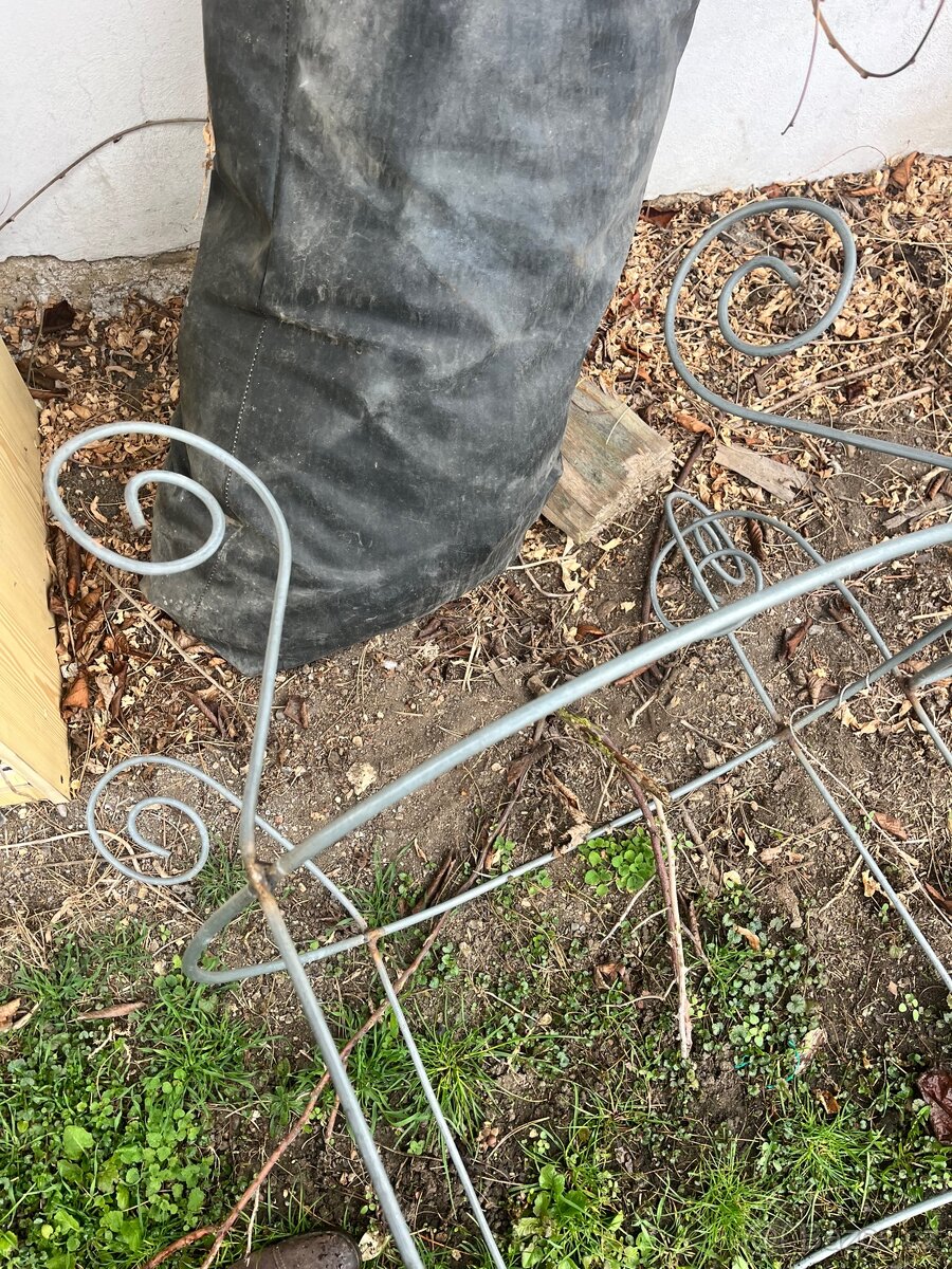 Železné držáky na růže - 2