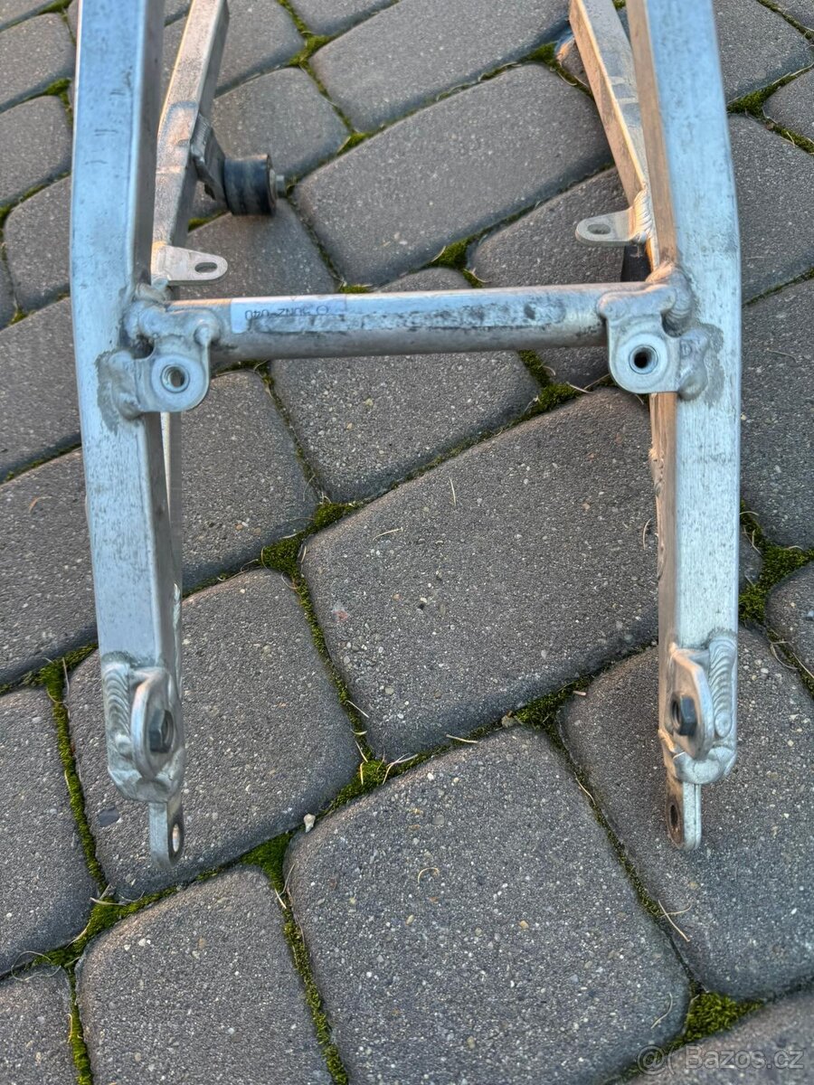 Zadní rám subframe zadní blatník Yamaha YZ 125 250 r 02-04 - 2