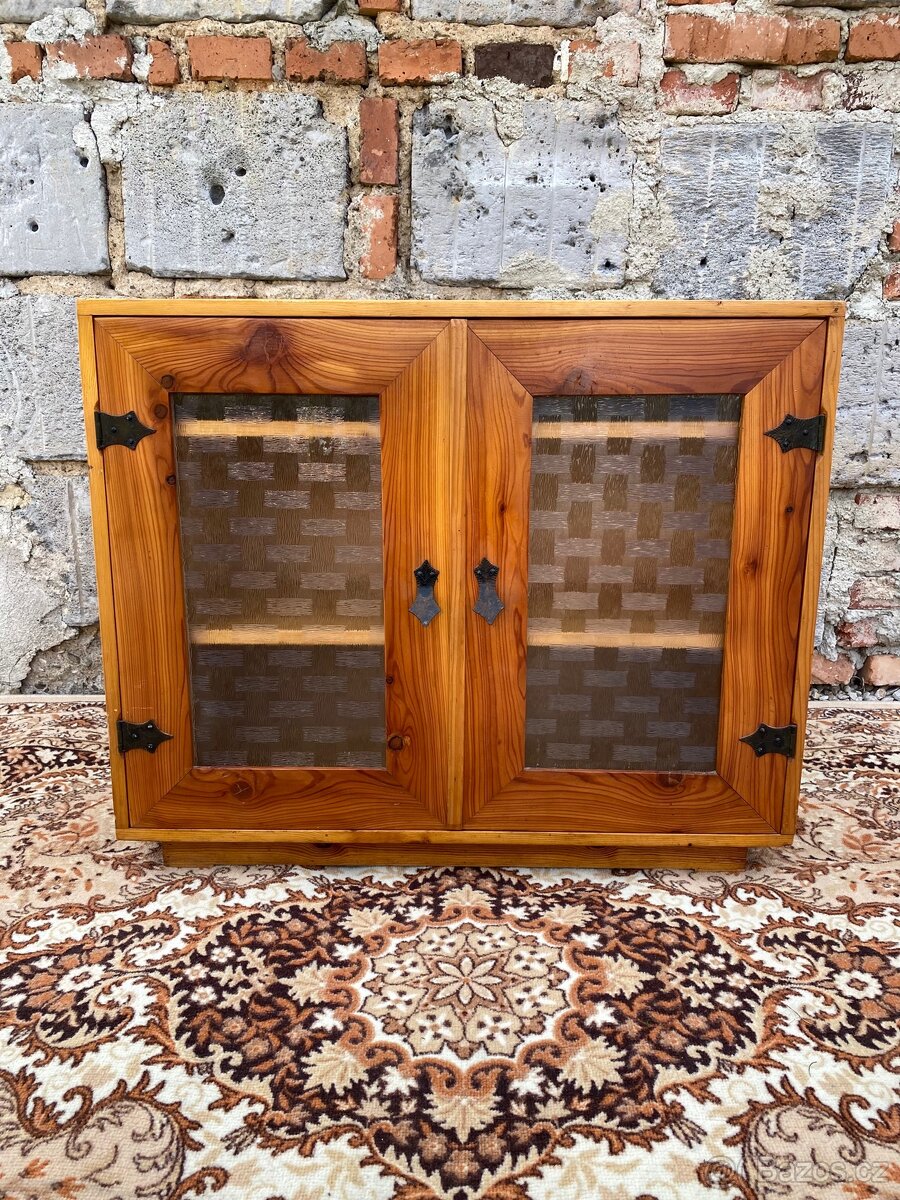 Masivní s kříňka - 2