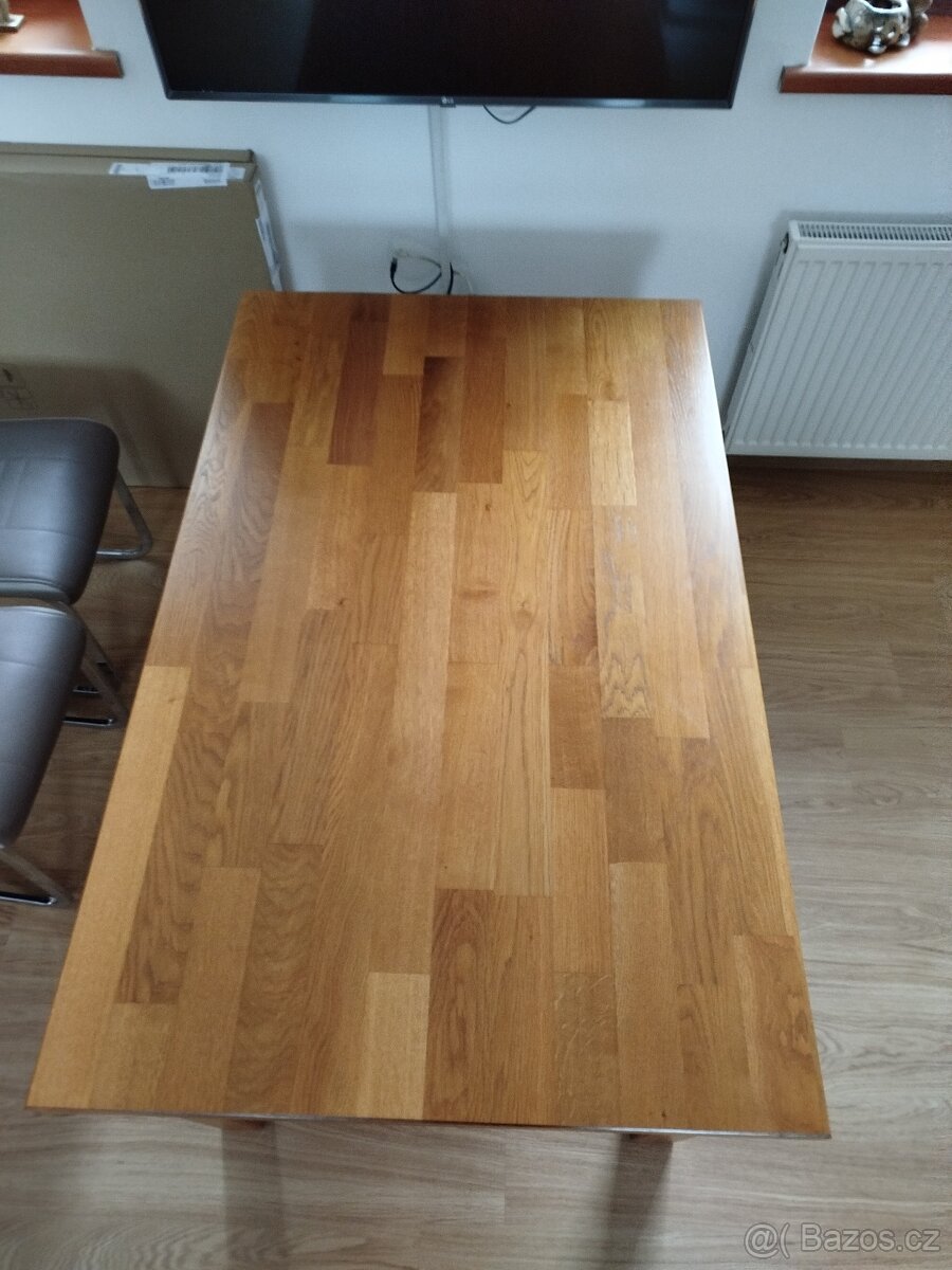 Dřevěný jídelní stůl - 2