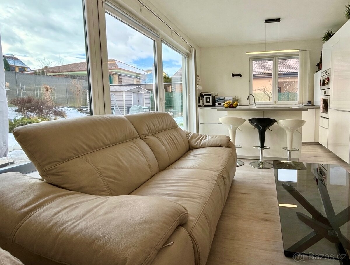 Sedačka z pravé kůže, téměř nová - 2