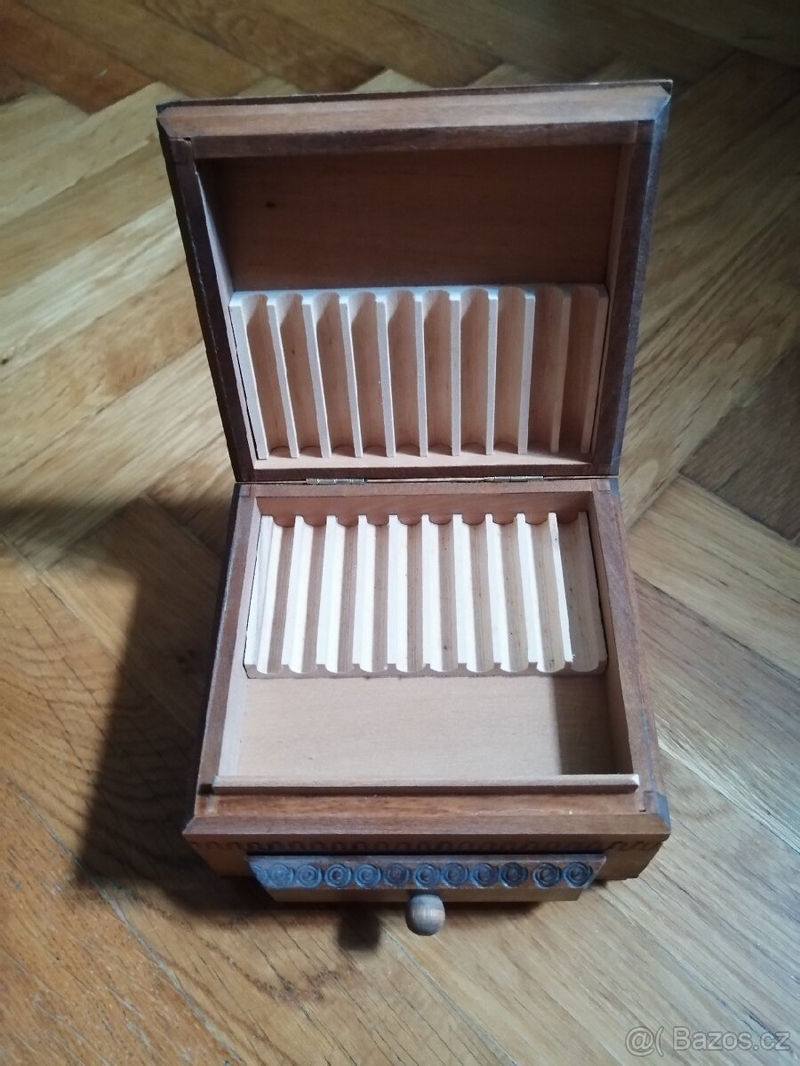 Schránka na cigarety s popelnikem. - 2