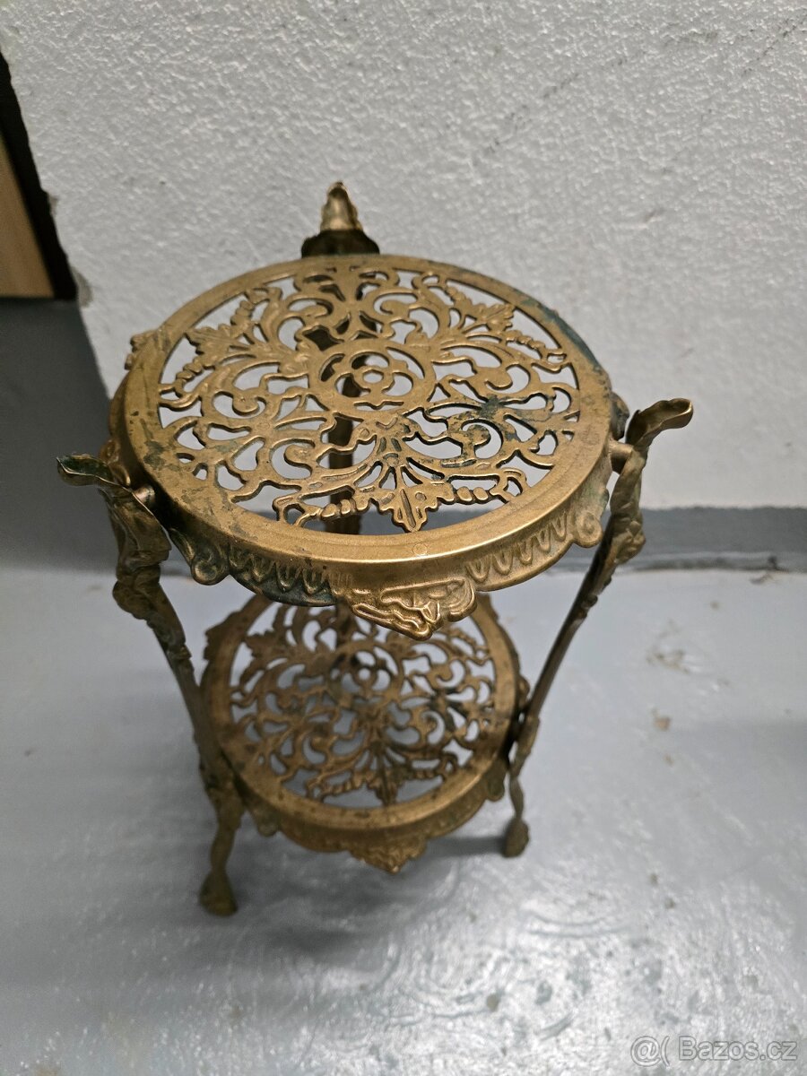 KRASNA STAROŽITNÝ MOSAZNY KVĚTINOVÝ STOLEK - 2