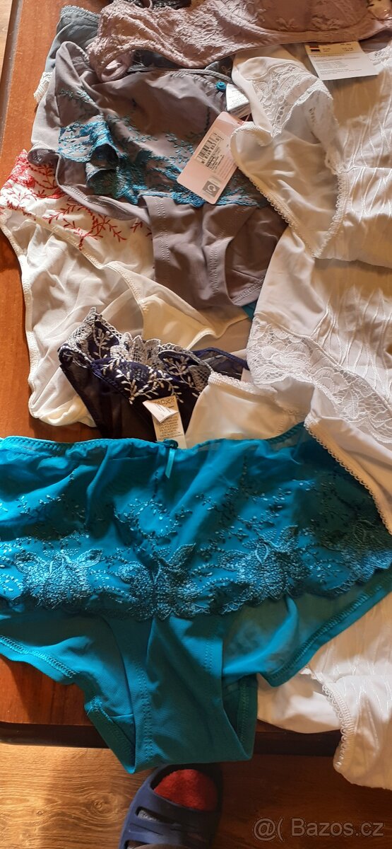 31 kusů NOVĚHO spodního prádla- vel. 38-40 - 2