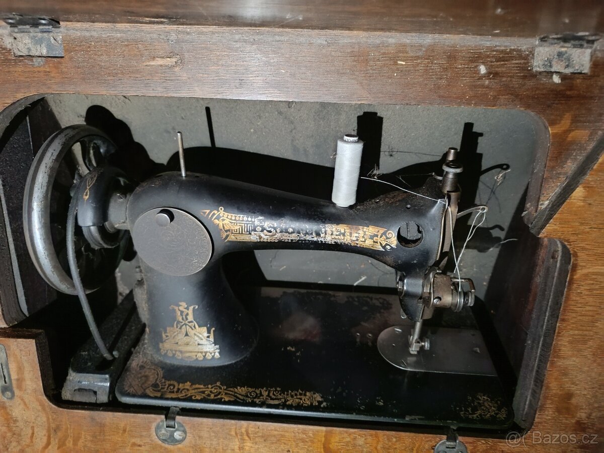 Starý šicí stroj Singer - 2