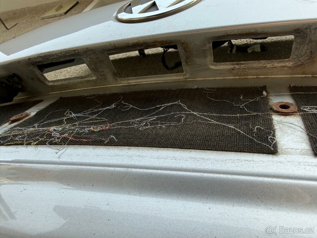 VW Touran 5 dveře viko kufru - 2