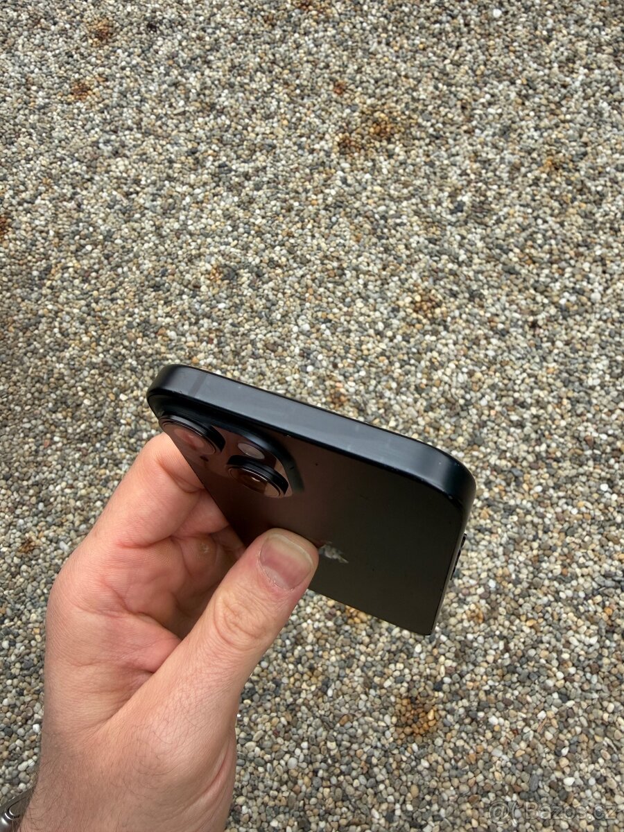 IPhone 15 - baterie 92% - 2