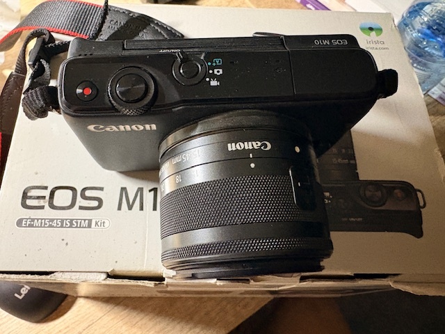 PRODÁM CANON EMOS M10 KOMPLET - 2