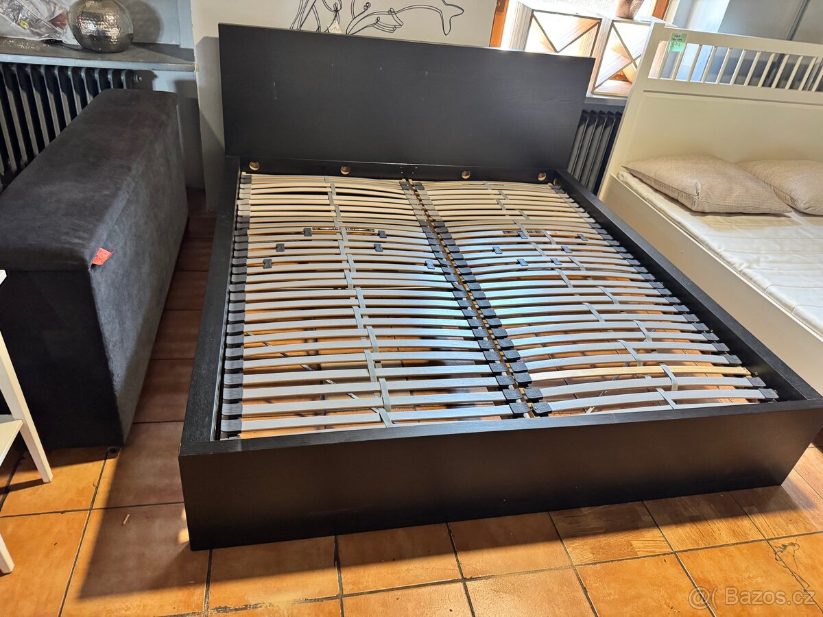 Hezká černohnědá postel-letiště 180x200 IKEA MALM - 2
