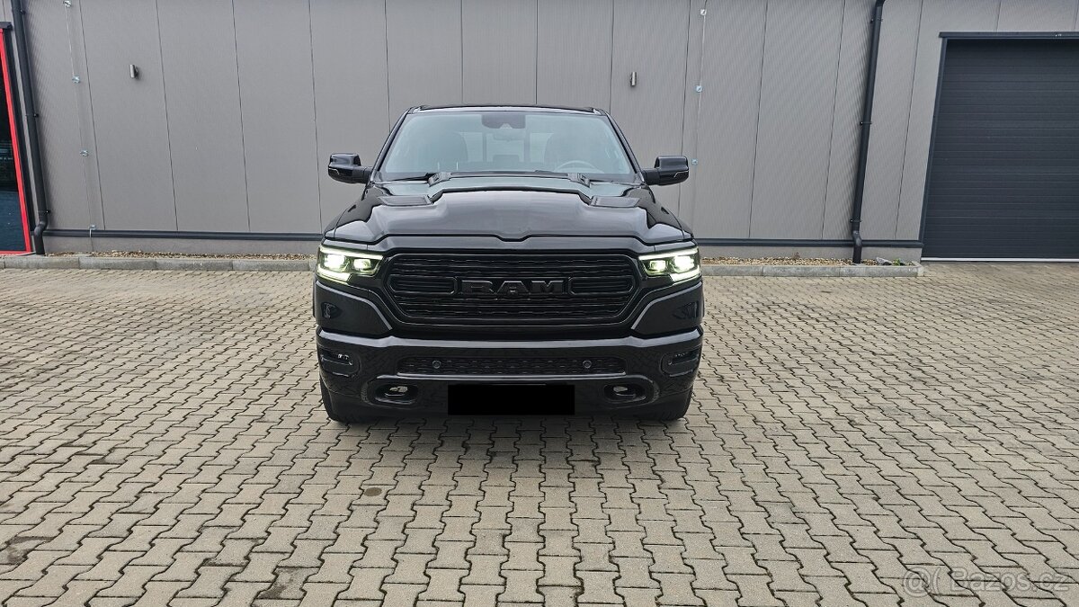 Dodge Ram 1500 Limited Black Head-up pneumatika