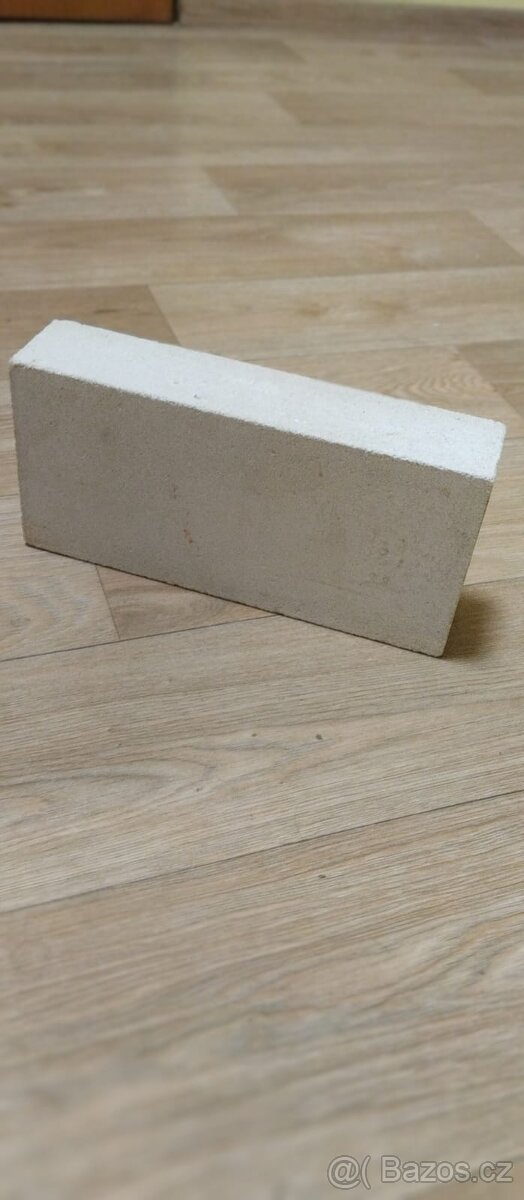 Betonové tvárnice, bílé a červené plné cihly - 2