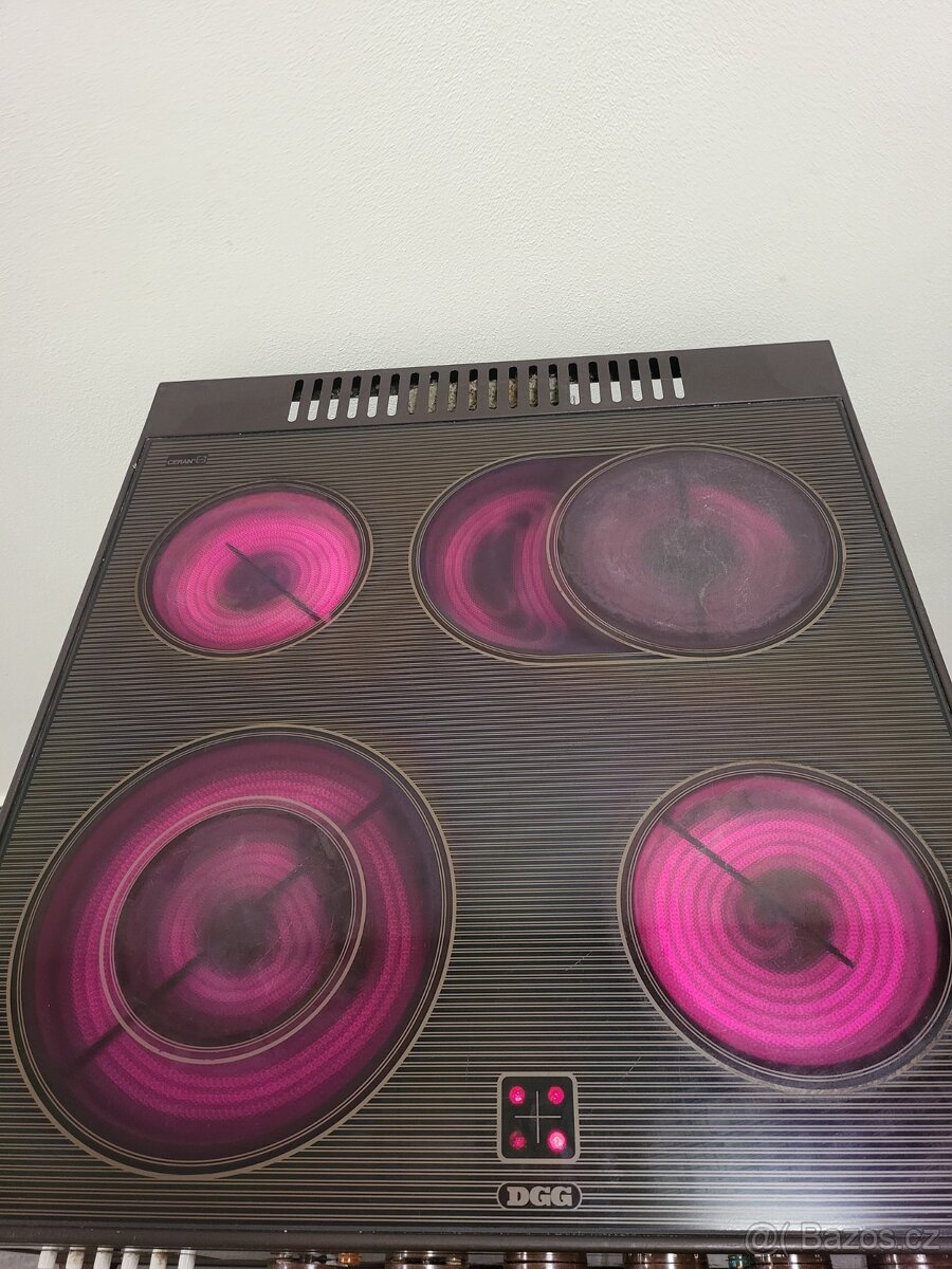 hnědý sklokeramický sporák, šíře 55cm - 2