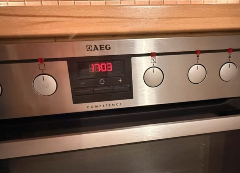 Krémová kuchyně se zánovními spotřebiči,5801 - 2