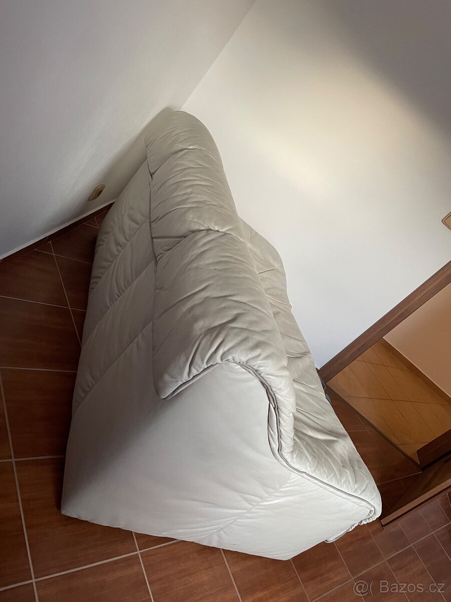 Bílý koženkový gauč s beránky - 2