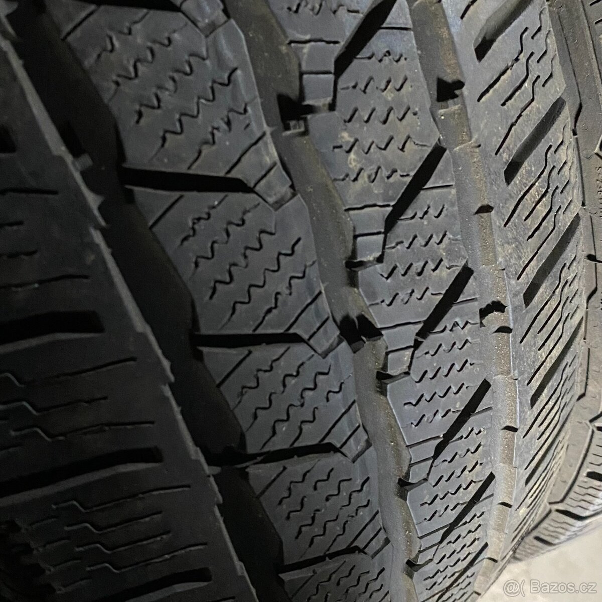 Zimní pneu 215/60 R17C 109/107T Continental 5mm - 2