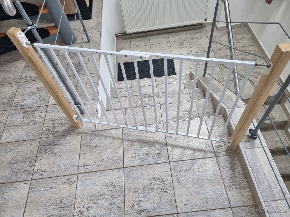 Prodám dětskou bezpečnostní zábranu na schodiště. - 2