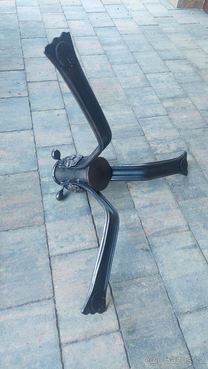 kovaný stojánek - 2