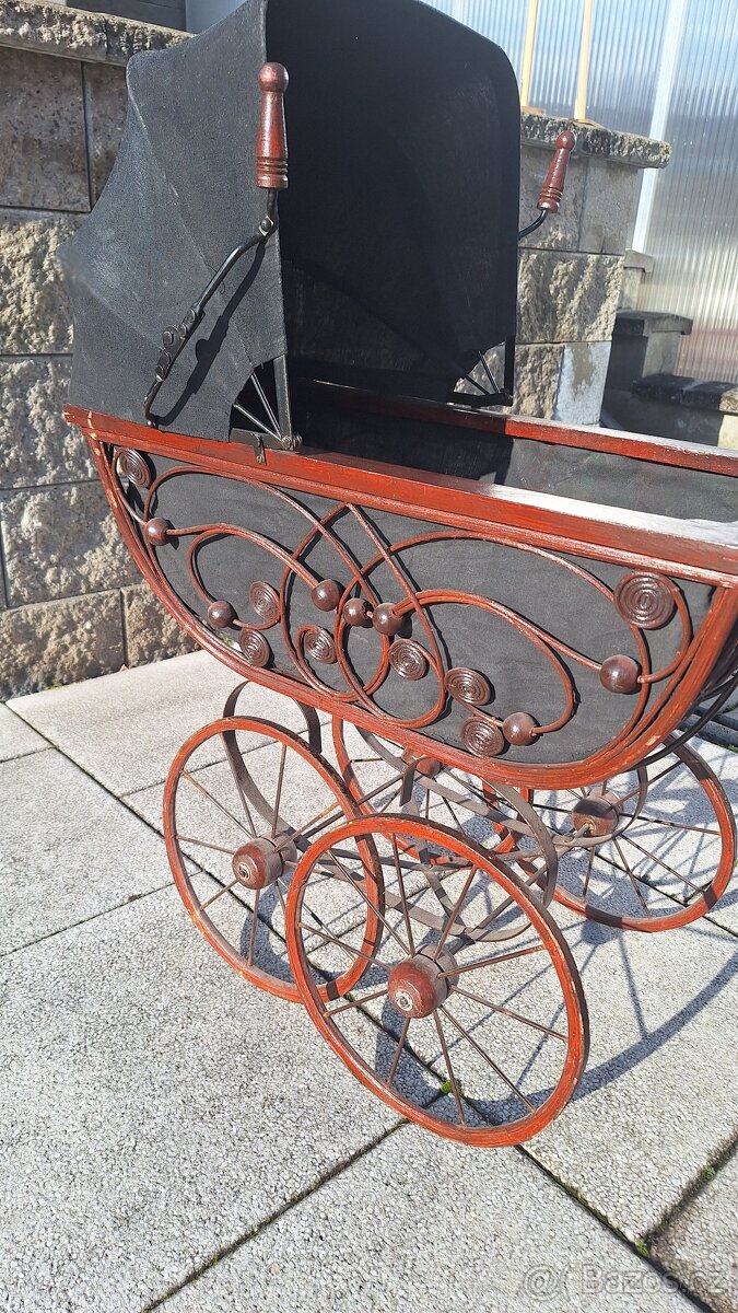 Starý kočárek pro panenky - 2