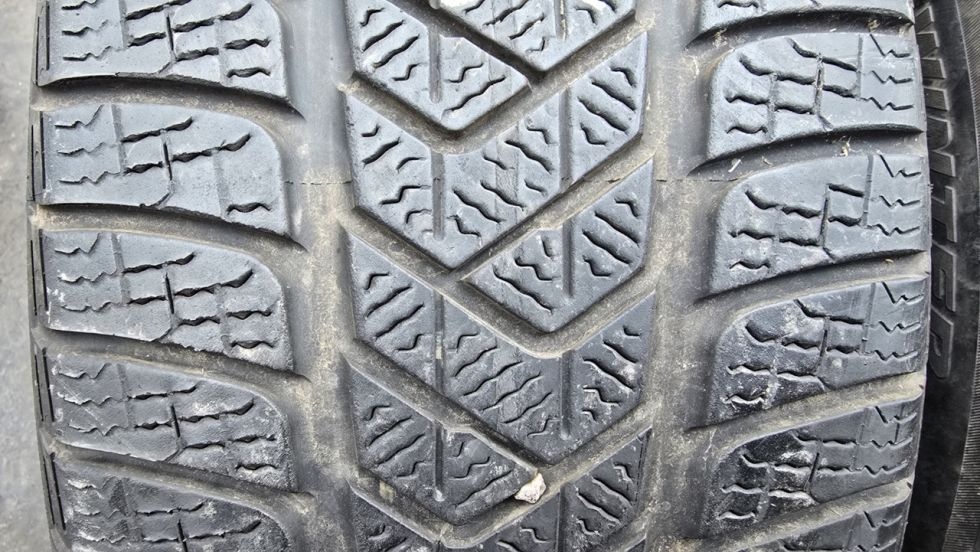 Zimní pneu 245/45/19 Pirelli - 2