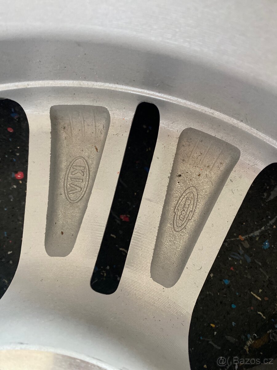 Plnohodnotné kolo 215/70/R16 - 2