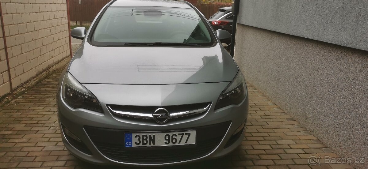Prodám Opel Astra j sports tourer 1.4 88kw rv. 2013 - 2