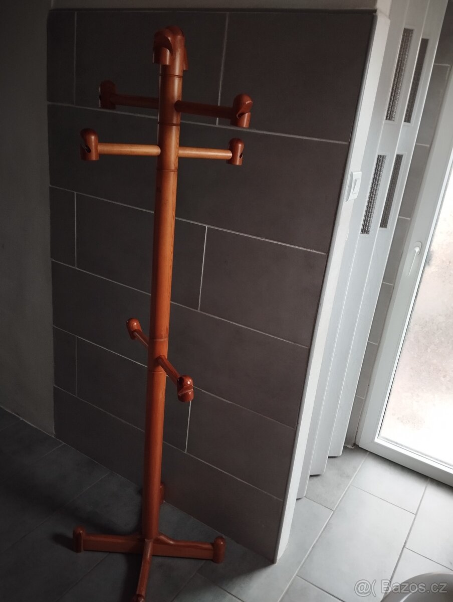 Dřevěný věšák masiv - 2