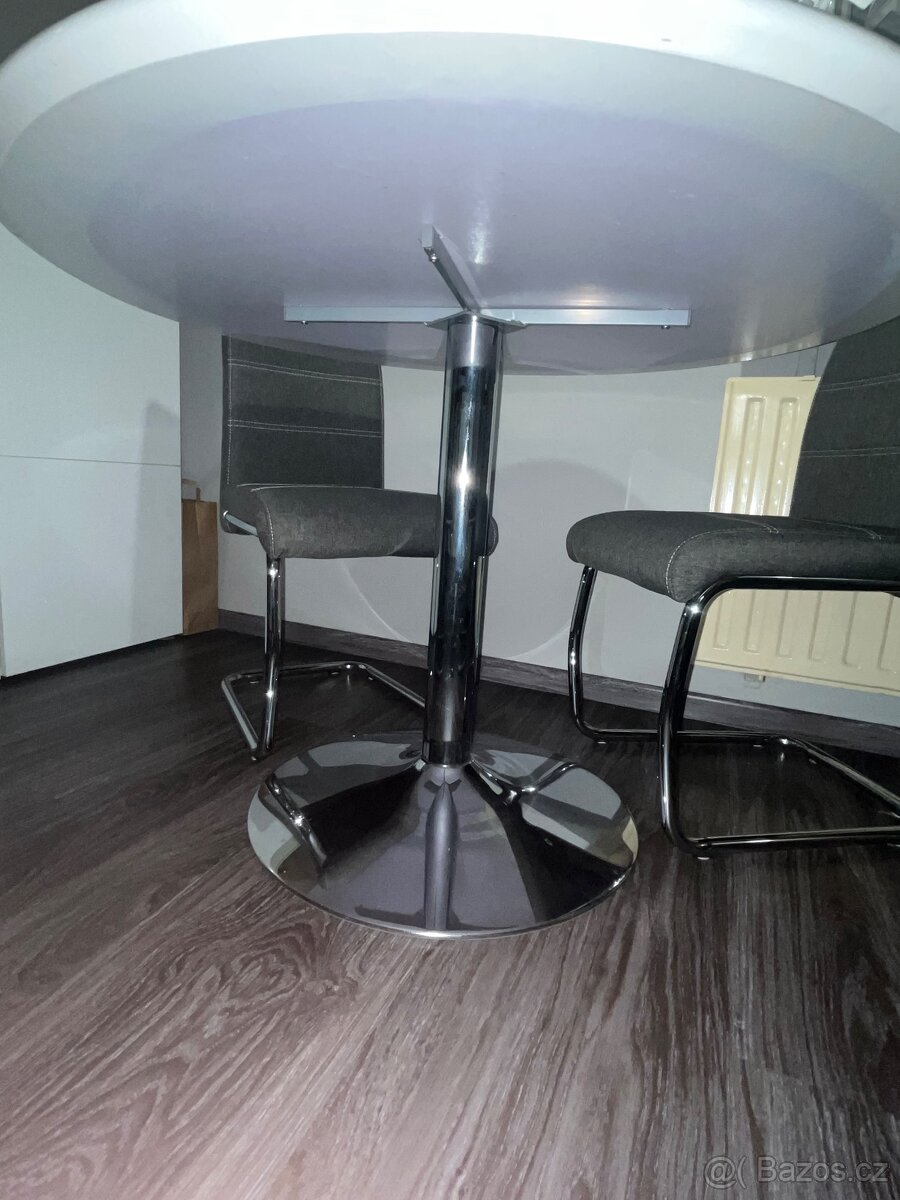 Moderní kulatý jídelní stůl - 2