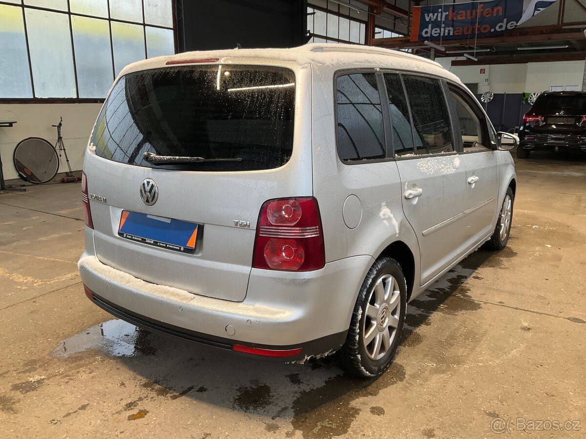 Touran 1.9TDI 77kW,7.Míst,Webasto,Tažné,Bez koroze - 2