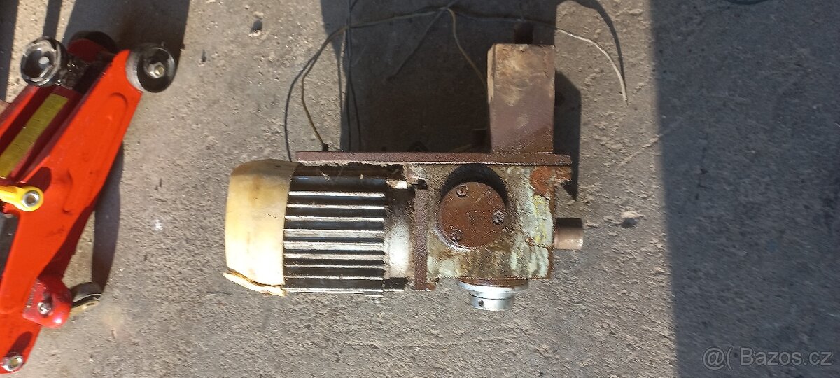 El. motor se šnekouvou převodovkou - 2